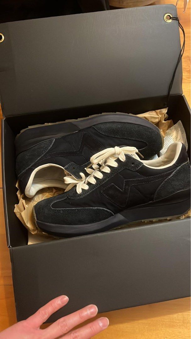Visvim runner （分類：波鞋）位於 Hong Kong。 由 lovejpbrand 提交（商品編號 1437766375，圖片 3）。簡介： Visvim runner Size us 9.5 偏小半碼 98%新 齊配件 只著一次 Sf/面交 。