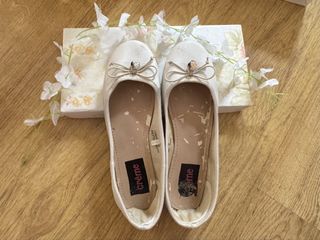 (Category: ) located in . Submitted by anyascloset_ (Listing ID 1437829305, Image 1). Description: .