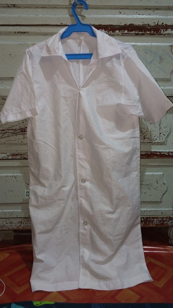 White Lab Gown (Category: Blouses) located in Cebu City. Submitted by nicolevega (Listing ID 1437759360, Image 2). Description: - White school uniform - Size: S - Short sleeves - Collared neckline - Button-down front - Lightweight fabric - Ideal for school wear.