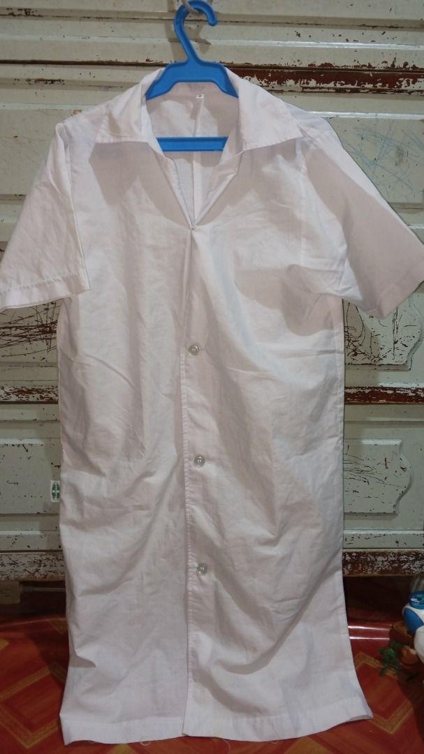 White Lab Gown (Category: Blouses) located in Cebu City. Submitted by nicolevega (Listing ID 1437759360, Image 1). Description: - White school uniform - Size: S - Short sleeves - Collared neckline - Button-down front - Lightweight fabric - Ideal for school wear.