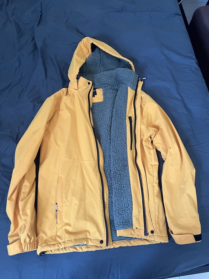 WINTER JACKET (Category: Coats, Jackets and Outerwear) located in Nilai. Submitted by aminsulaiman460 (Listing ID 1437872230, Image 1). Description: Baru guna sekali masa naik everest. Jacket ni ada fleece/bulu untuk tahan sejuk. Nak letgo sebab nak clear wardrobe. Beli masa kat nepal. Harga Nego till letgo pickup/COD nilai dan kawasan berhampiran. SIZE: L Panjang: 68CM Dada: 52CM.