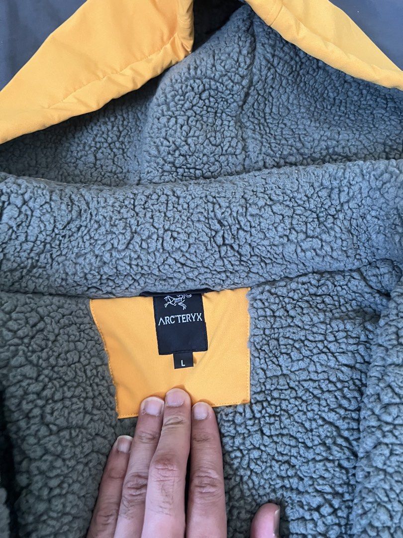 WINTER JACKET (Category: Coats, Jackets and Outerwear) located in Nilai. Submitted by aminsulaiman460 (Listing ID 1437872230, Image 2). Description: Baru guna sekali masa naik everest. Jacket ni ada fleece/bulu untuk tahan sejuk. Nak letgo sebab nak clear wardrobe. Beli masa kat nepal. Harga Nego till letgo pickup/COD nilai dan kawasan berhampiran. SIZE: L Panjang: 68CM Dada: 52CM.