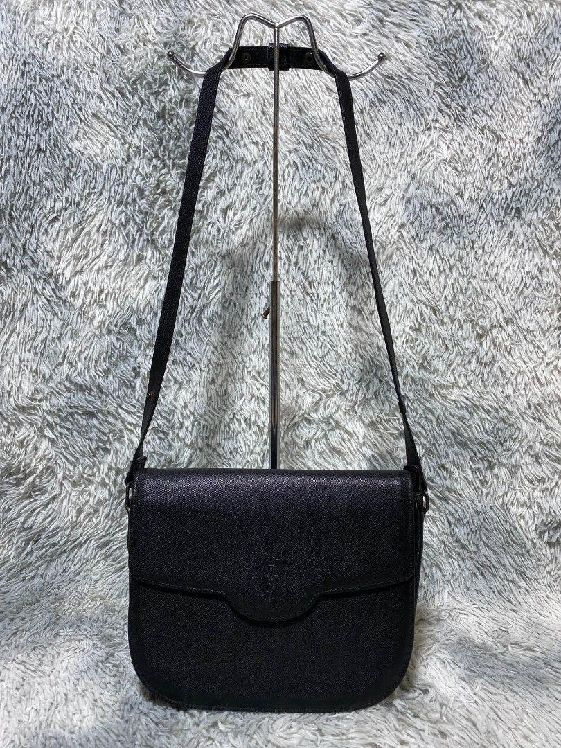 Ysl Crossbody bag womens (Category: Cross-body Bags) located in Manila. Submitted by goodsrags (Listing ID 1437778205, Image 1). Description: What you see is what you get all details pic attached no issue as is excellent condition Message me for measurements.
