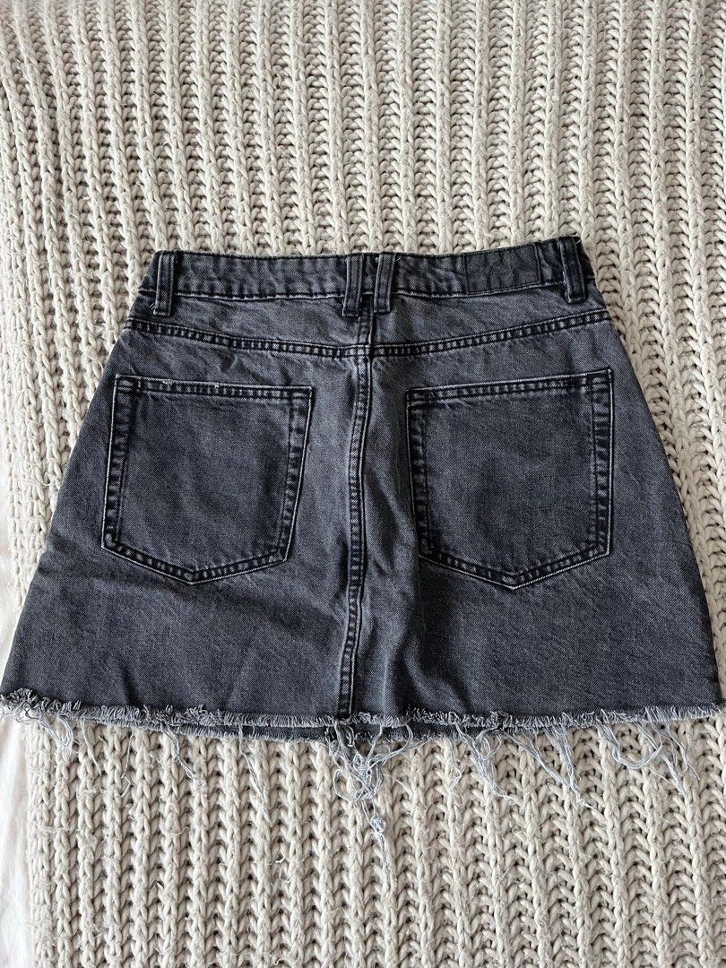 Zara Black Denim Skirt (Category: Skirts) located in Paranaque City. Submitted by venezia_closet (Listing ID 1437771282, Image 2). Description: - Zara denim skirt - Size: S - Raw hem - Button and zipper closure - Two front pockets - Two back pockets.