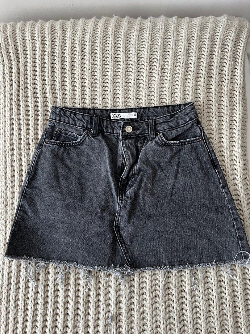 Zara Black Denim Skirt (Category: Skirts) located in Paranaque City. Submitted by venezia_closet (Listing ID 1437771282, Image 1). Description: - Zara denim skirt - Size: S - Raw hem - Button and zipper closure - Two front pockets - Two back pockets.