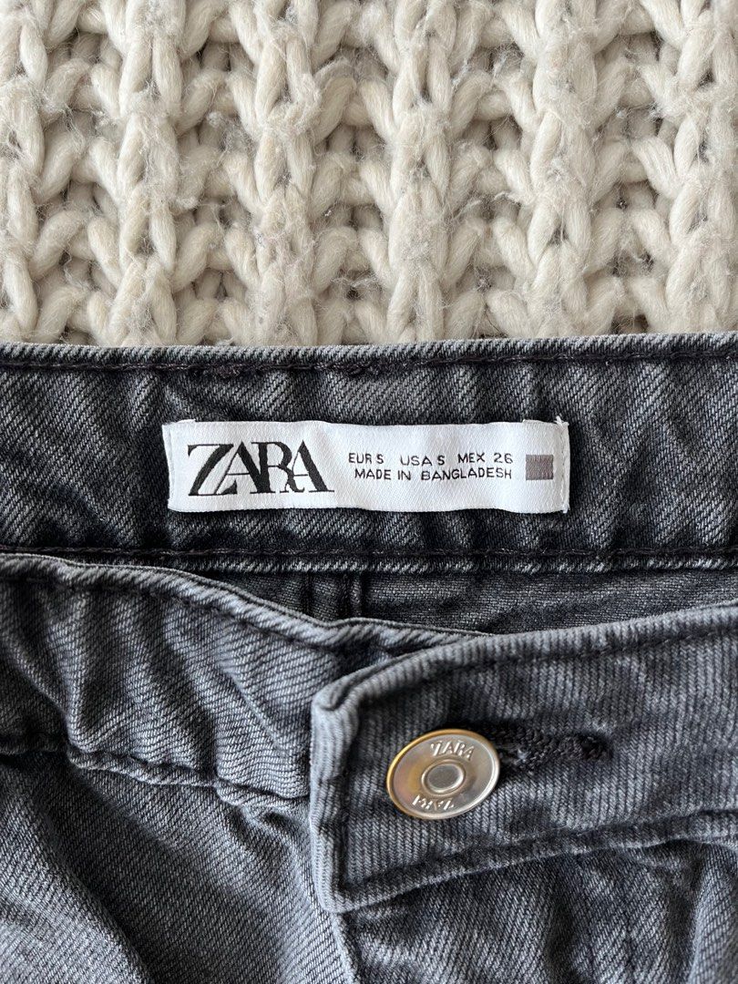 Zara Black Denim Skirt (Category: Skirts) located in Paranaque City. Submitted by venezia_closet (Listing ID 1437771282, Image 3). Description: - Zara denim skirt - Size: S - Raw hem - Button and zipper closure - Two front pockets - Two back pockets.