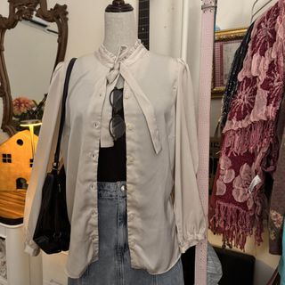 (Category: ) located in . Submitted by lovednwardrobe (Listing ID 1438061383, Image 1). Description: .