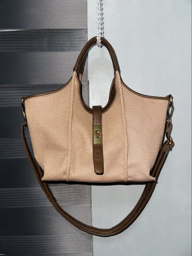 Adjustable Classic Brown Bag (Category: Shoulder Bags) located in Arayat. Submitted by bobigrr (Listing ID 1438074090, Image 1). Description: ✨ Brand: Parisian ✨ Condition: Like New, Used Once, No Flaws ✨ Color: Brown ✨ Size: Small to Medium 💰 Price: ₱799 📍 Location: Arayat, Pampanga 📦 Shipping available via [J&T/LBC/LALAMOVE] Message me for more photos and details.😊.
