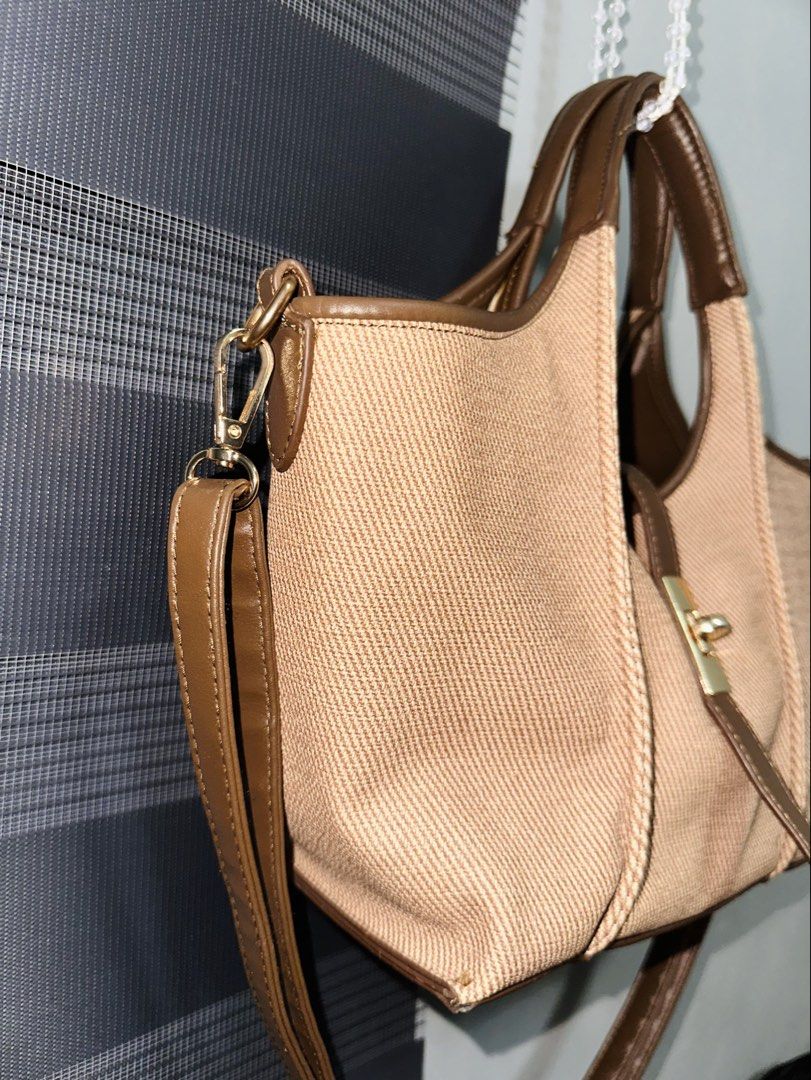 Adjustable Classic Brown Bag (Category: Shoulder Bags) located in Arayat. Submitted by bobigrr (Listing ID 1438074090, Image 2). Description: ✨ Brand: Parisian ✨ Condition: Like New, Used Once, No Flaws ✨ Color: Brown ✨ Size: Small to Medium 💰 Price: ₱799 📍 Location: Arayat, Pampanga 📦 Shipping available via [J&T/LBC/LALAMOVE] Message me for more photos and details.😊.