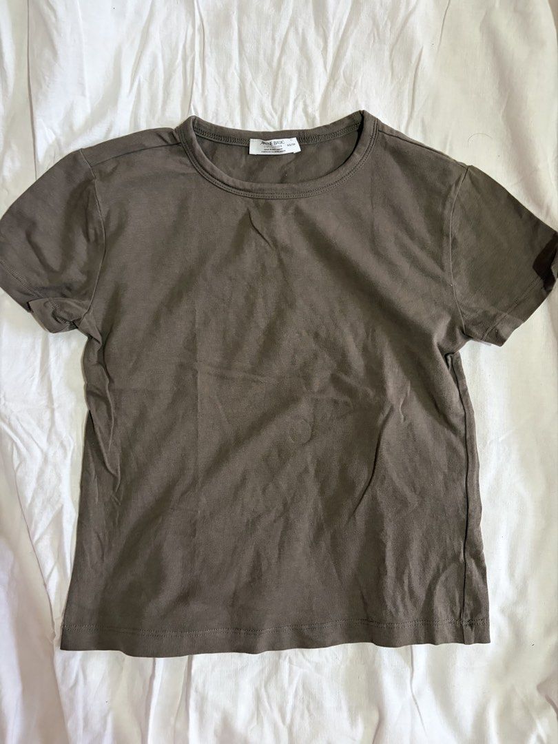 Ardene Basic XS T-shirt (Category: Shirts) located in Manila. Submitted by andreacap (Listing ID 1437968221, Image 1). Description: - Ardenne Basic XS T-shirt - Color: Muted Brown - Style: Crew neck, short sleeves - Size: XS - Origin: Made in Bangladesh - Great for everyday wear 🎀 currently decluttering/selling pre-loved clothes, check my page for more details! 🎀 please manage expectations, you may send me a dm for more photos 🎀 my tops and bo