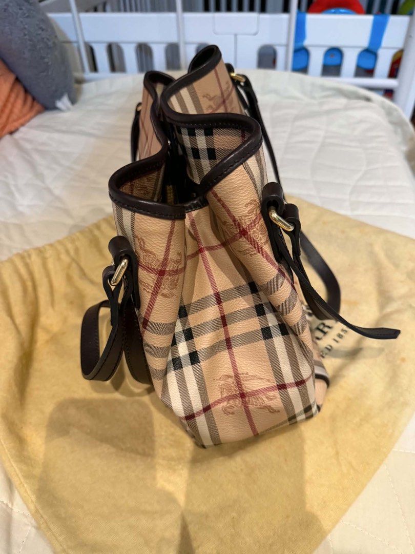 Authentic Burberry Canterbury tote bag (Category: Luxury Bags & Wallets) located in Cabuyao City. Submitted by littlethingsby_mommysmall (Listing ID 1437945036, Image 3). Description: Helping a friend who's an FA of Saudia Selling her Burberry Canterburry tote bag Bought at sale price of 95k Selling only for 25k No more box but with its original dustbag With minimal usage but 99% in prestine condition. 💯 authentic from Italy.