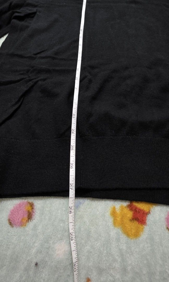 Banana Republic V-Neck Sweater - Large (Category: Coats, Jackets and Outerwear) located in Guiguinto. Submitted by clayne30 (Listing ID 1438019498, Image 3). Description: - Banana Republic V-neck sweater - Color: Black - Size: Large - Features ribbed collar and cuffs - From the 'Cine Sweater Collection' - Versatile and suitable for various occasions.