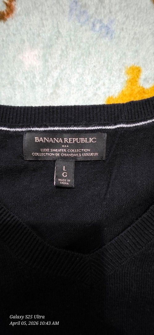 Banana Republic V-Neck Sweater - Large (Category: Coats, Jackets and Outerwear) located in Guiguinto. Submitted by clayne30 (Listing ID 1438019498, Image 1). Description: - Banana Republic V-neck sweater - Color: Black - Size: Large - Features ribbed collar and cuffs - From the 'Cine Sweater Collection' - Versatile and suitable for various occasions.