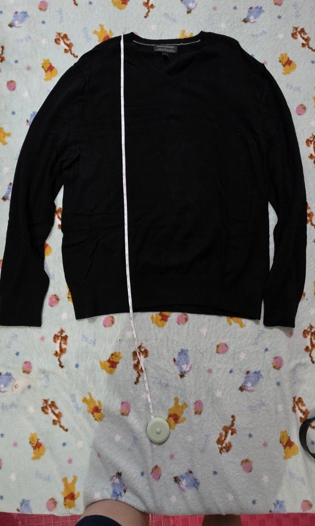 Banana Republic V-Neck Sweater - Large (Category: Coats, Jackets and Outerwear) located in Guiguinto. Submitted by clayne30 (Listing ID 1438019498, Image 2). Description: - Banana Republic V-neck sweater - Color: Black - Size: Large - Features ribbed collar and cuffs - From the 'Cine Sweater Collection' - Versatile and suitable for various occasions.