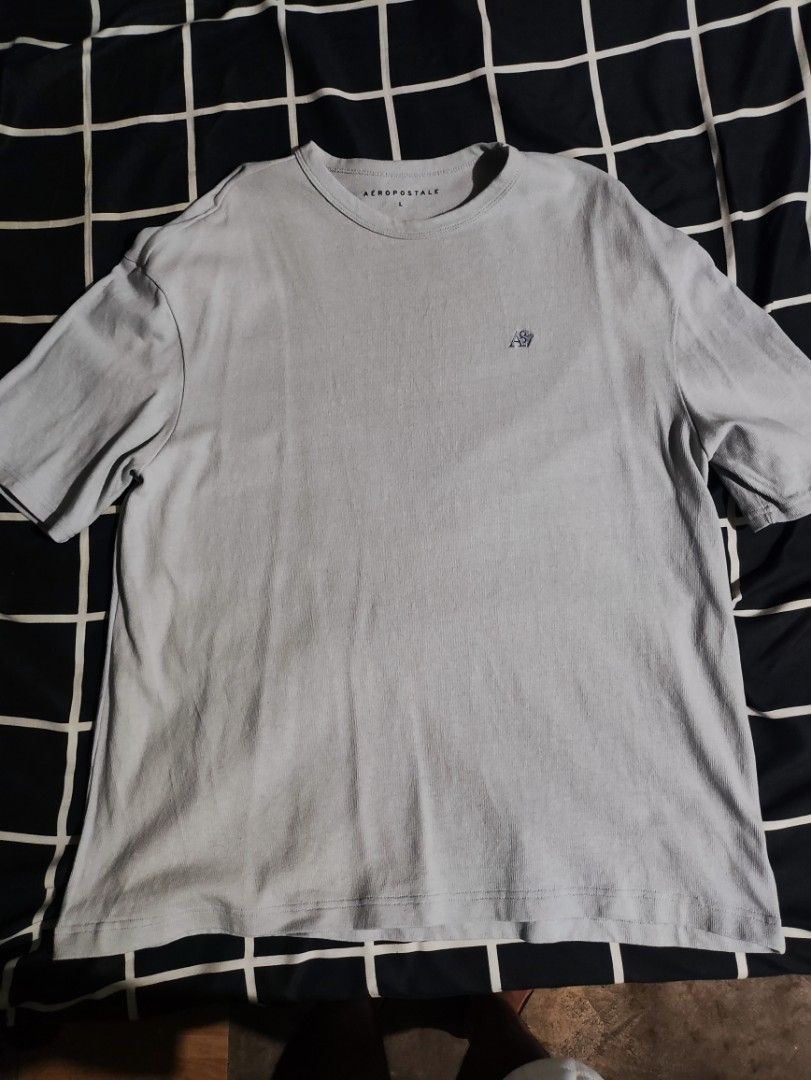 3 items, 2 t-shirts and 1 sweater (Category: Tshirts & Polo Shirts ) located in Teresa. Submitted by brianjan_0183 (Listing ID 1438098823, Image 3). Description: .