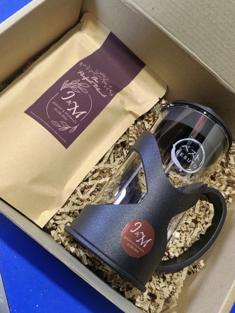 Besuto Coffee Press Souvenir Set (Category: Coffee Machines & Makers) located in Manila. Submitted by lorelynoya37625 (Listing ID 1438044686, Image 3). Description: Customized coffee souvenir set for all occassion. inclusion: - 100g kapeng barako grind/beans - besuto coffee press - customized sticker label and tag - ribbon and fillers.