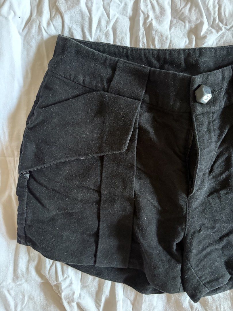 Black Shorts (Category: Shorts) located in Manila. Submitted by andreacap (Listing ID 1437970150, Image 3). Description: - Black shorts - Unique pocket design - Button closure - Tailored fit - Classic and versatile style - Two back pockets - Brand tag visible 🎀 currently decluttering/selling pre-loved clothes, check my page for more details! 🎀 please manage expectations, you may send me a dm for more photos 🎀 my tops and bottoms fits xs-m 🎀 h