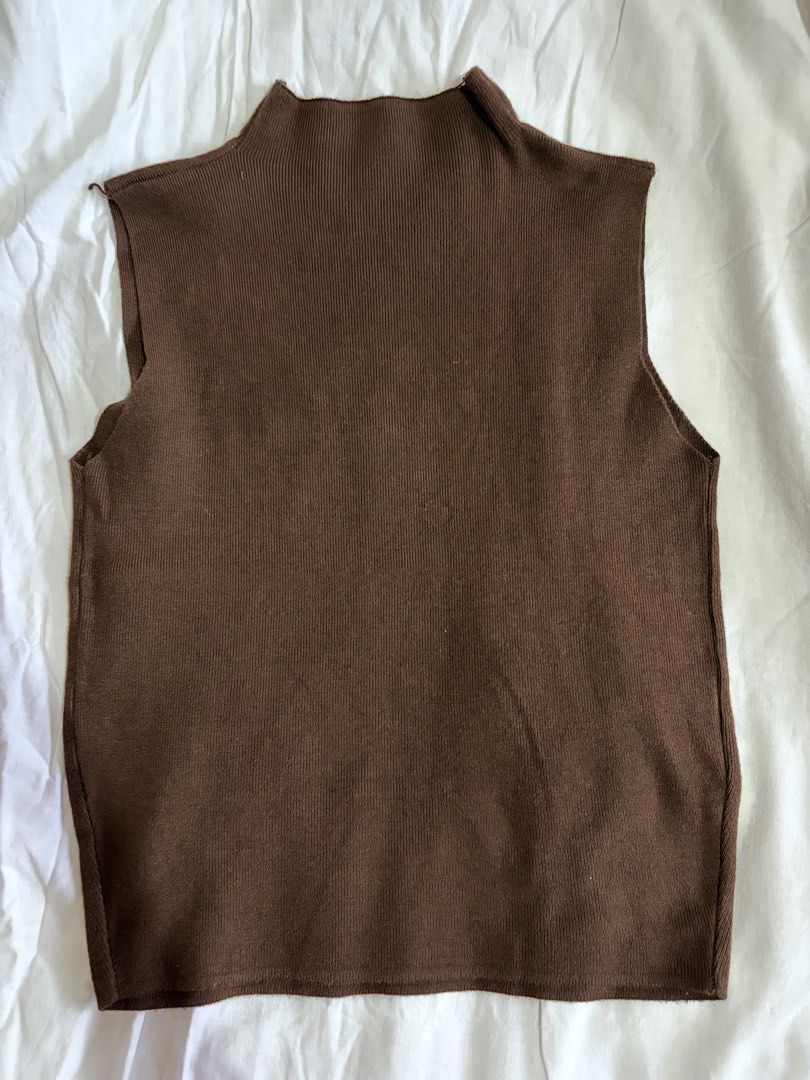 Brown Sleeveless Turtleneck Vest (Category: Sleeveless) located in Manila. Submitted by andreacap (Listing ID 1437966034, Image 2). Description: - Brown sleeveless vest - Turtleneck design - Ribbed knit fabric - Simple, classic style - Perfect for layering - Versatile: dress up or down - Solid brown color 🎀 currently decluttering/selling pre-loved clothes, check my page for more details! 🎀 please manage expectations, you may send me a dm for mo