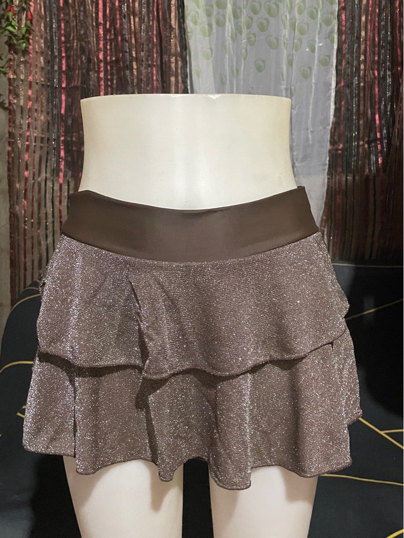 Brown Y2K shine short skirt (Category: Skirts) located in Davao. Submitted by niqueque.nq (Listing ID 1438051601, Image 1). Description: Y2K sequins shiny details short shorts skirt .