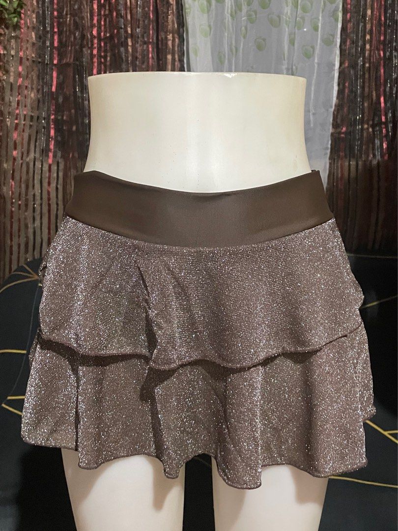 Brown Y2K shine short skirt (Category: Skirts) located in Davao. Submitted by niqueque.nq (Listing ID 1438051601, Image 2). Description: Y2K sequins shiny details short shorts skirt .