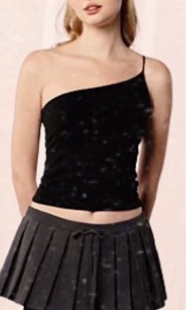 BSCO Vashti one shoulder asymmetrical top Black M (Category: Sets or Coordinates) located in Manila. Submitted by matchadope (Listing ID 1438071479, Image 1). Description: - Black one-shoulder top with a thin strap. - Gray pleated mini skirt with drawstring waist. - Versatile outfit for casual or dressy occasions. - A chic addition to your wardrobe..