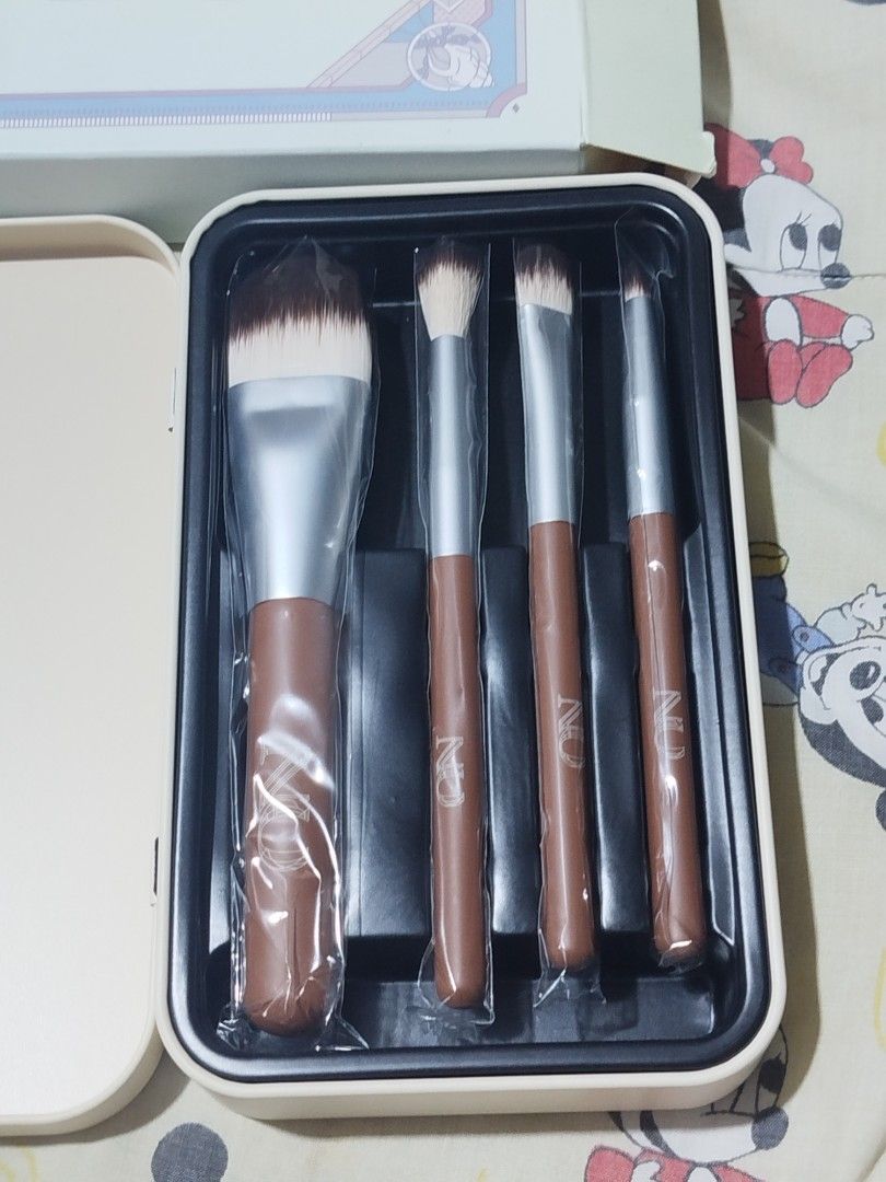 BTS "ON" mini makeup brush set (Category: Makeup) located in Caloocan City. Submitted by tofu_mirin21152 (Listing ID 1438084689, Image 3). Description: ❗❗❗PLS READ DESC ❗❗❗ • complete sealed brushes • box opened for pictures •box condition: 7.5/10 •makeup metal tin condition 10/10 pls don't hesitate to mssg for questions or availability LOC: south Caloocan MOP: GCASH only MOD: Lalamove or JnT.
