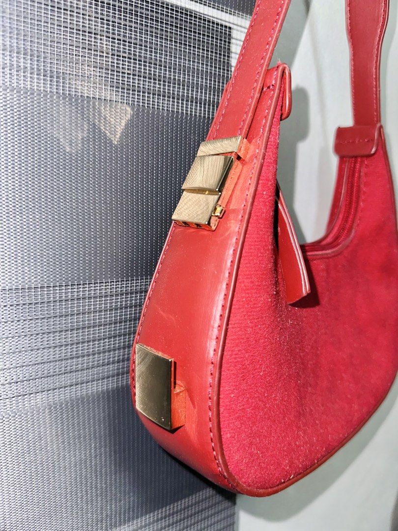 Adjustable Classic Red Mini Bag (Category: Shoulder Bags) located in Arayat. Submitted by bobigrr (Listing ID 1438070950, Image 3). Description: ✨ Brand: Parisian ✨ Condition: Like New, Used Once, No Flaws ✨ Color: Maroon ✨ Size: Small 💰 Price: ₱599 📍 Location: Arayat, Pampanga 📦 Shipping available via [J&T/LBC/LALAMOVE] Message me for more photos and details.😊.