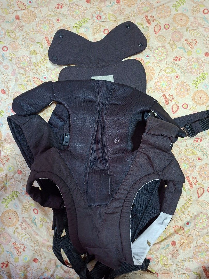 Combi Magical Compact Baby Carrier (Category: Carriers & Slings) located in Laak (San Vicente). Submitted by goldierocks0329 (Listing ID 1438012473, Image 1). Description: - Combi Magical Compact baby carrier - Color: Black - Includes support pads for added comfort - Designed for various carrying positions - Compact and easy to carry - Ideal for active parents.