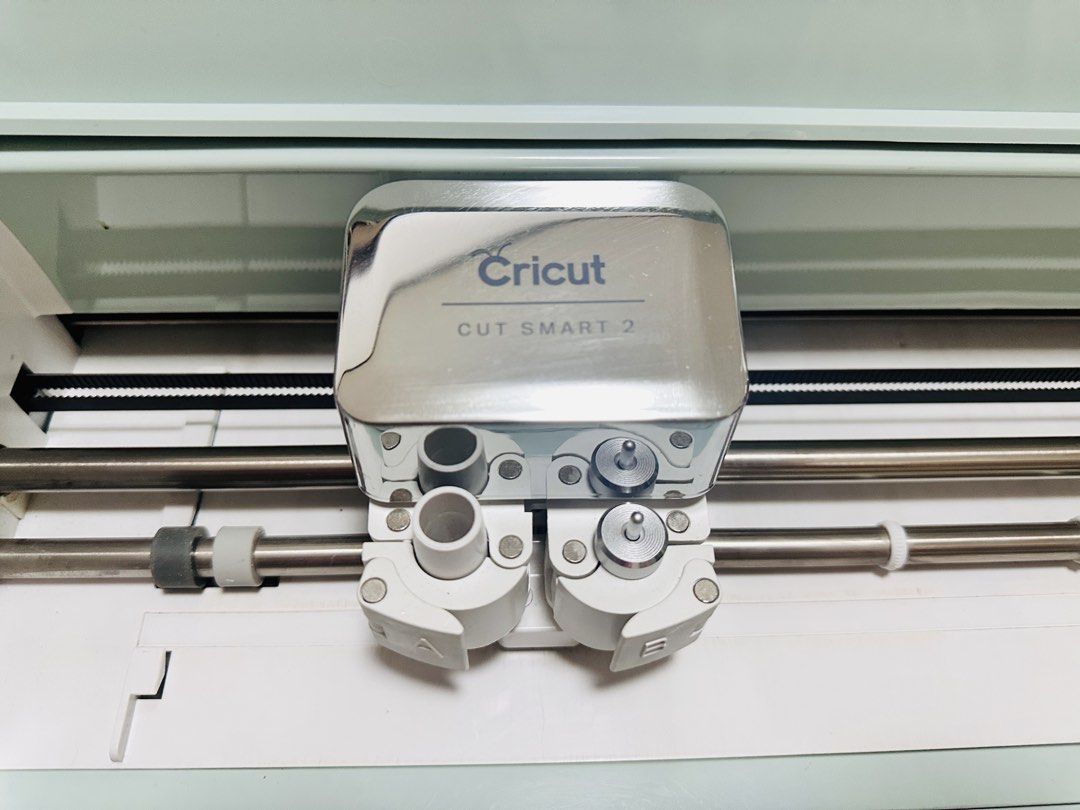 Cricut Explore Air 2 Smart Cutting Machine (Category: Craft Supplies & Tools) located in San Pedro. Submitted by lliyahsells (Listing ID 1437996009, Image 3). Description: - Cricut Explore Air 2 cutting machine - Mint green color - Includes original box - Cuts various materials: vinyl, iron-on, light cardstock - Dial for easy material selection - Cutting head visible.