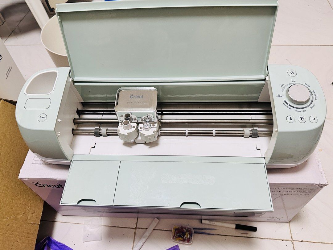 Cricut Explore Air 2 Smart Cutting Machine (Category: Craft Supplies & Tools) located in San Pedro. Submitted by lliyahsells (Listing ID 1437996009, Image 1). Description: - Cricut Explore Air 2 cutting machine - Mint green color - Includes original box - Cuts various materials: vinyl, iron-on, light cardstock - Dial for easy material selection - Cutting head visible.