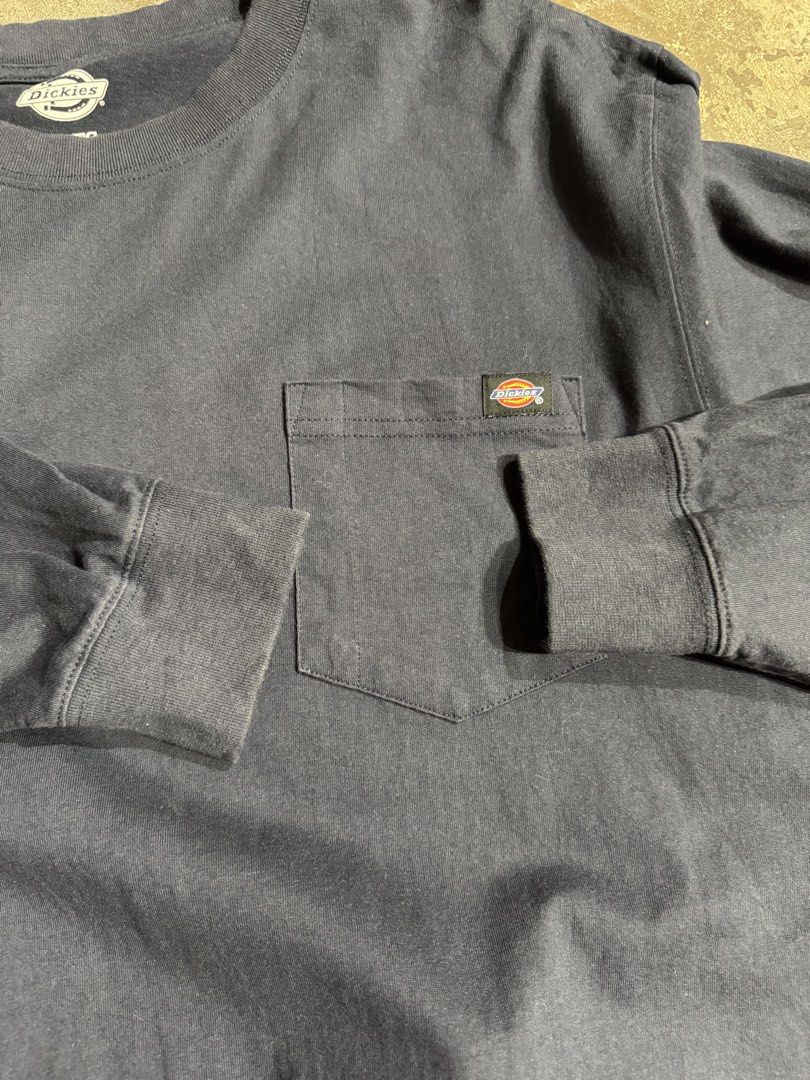 Dickies Long Sleeve Pocket Tee XL (Category: Tshirts & Polo Shirts ) located in Cavite. Submitted by dracokidstuff (Listing ID 1438039416, Image 3). Description: Dickies Long Sleeve Shirt Size: XL Dimes: W25.5 L30.5 SL25.5 Excellent condition No issue Dickies long sleeve tee in navy blue. Features a chest pocket with the Dickies logo. The shirt is size XL/TG and made of 100% cotton. The tag indicates it was made in Mexico. It has a crew neck and 