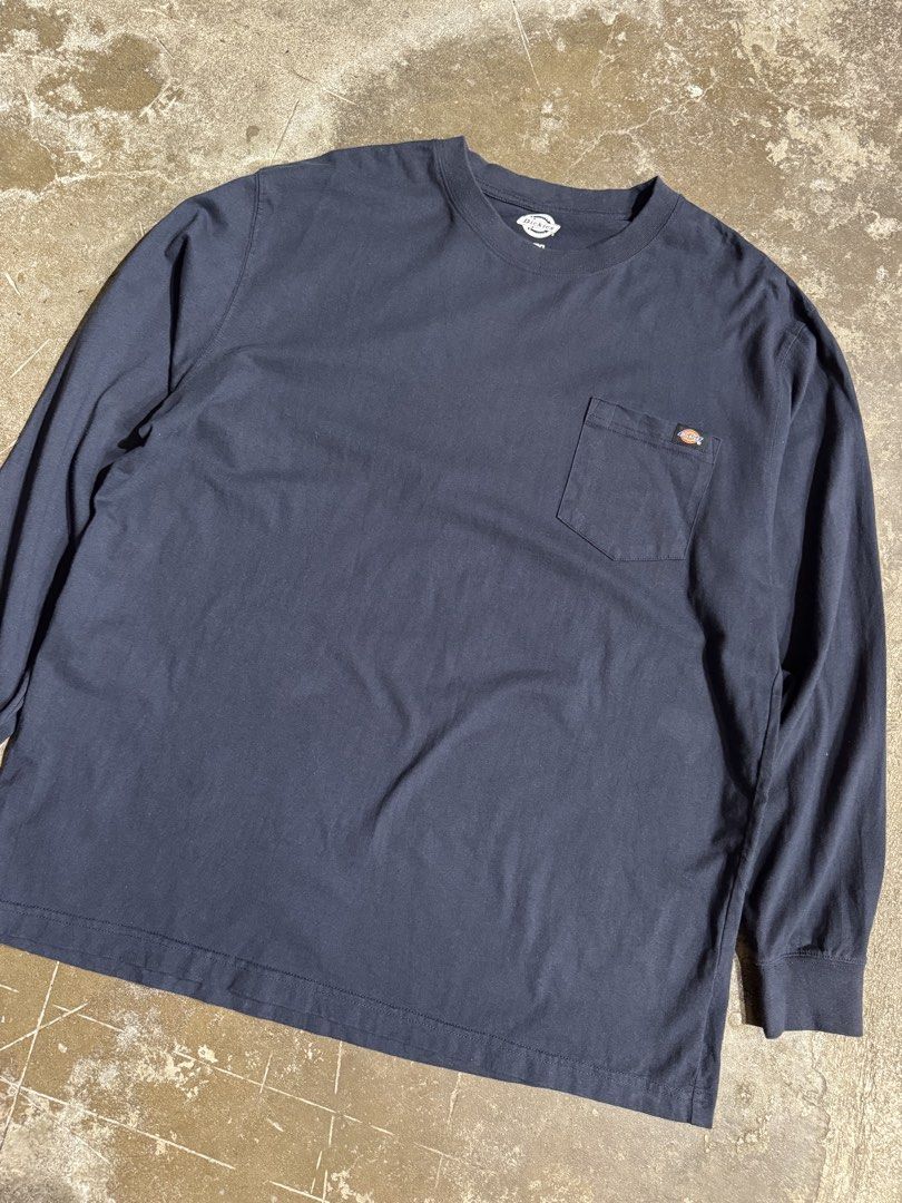 Dickies Long Sleeve Pocket Tee XL (Category: Tshirts & Polo Shirts ) located in Cavite. Submitted by dracokidstuff (Listing ID 1438039416, Image 2). Description: Dickies Long Sleeve Shirt Size: XL Dimes: W25.5 L30.5 SL25.5 Excellent condition No issue Dickies long sleeve tee in navy blue. Features a chest pocket with the Dickies logo. The shirt is size XL/TG and made of 100% cotton. The tag indicates it was made in Mexico. It has a crew neck and 