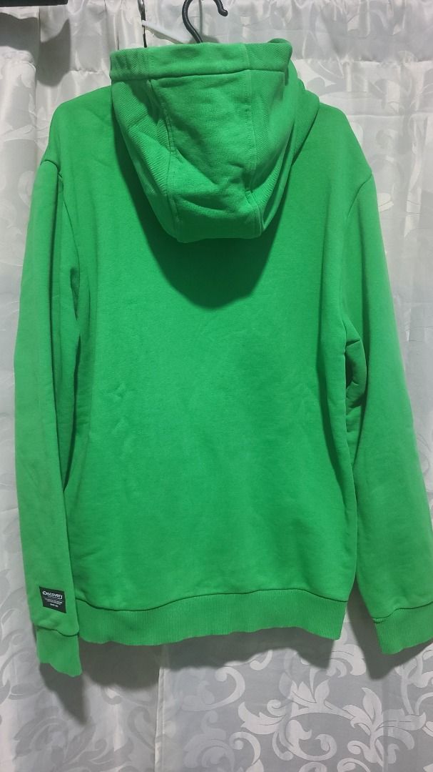 DISCOVERY Expedition Green Hoodie (Category: Coats, Jackets and Outerwear) located in Cabuyao City. Submitted by daniel.clyde86 (Listing ID 1438023209, Image 2). Description: DISCOVERY Expedition Green Hoodie South Korean brand Prints are excellent Color Rate: 9/10.