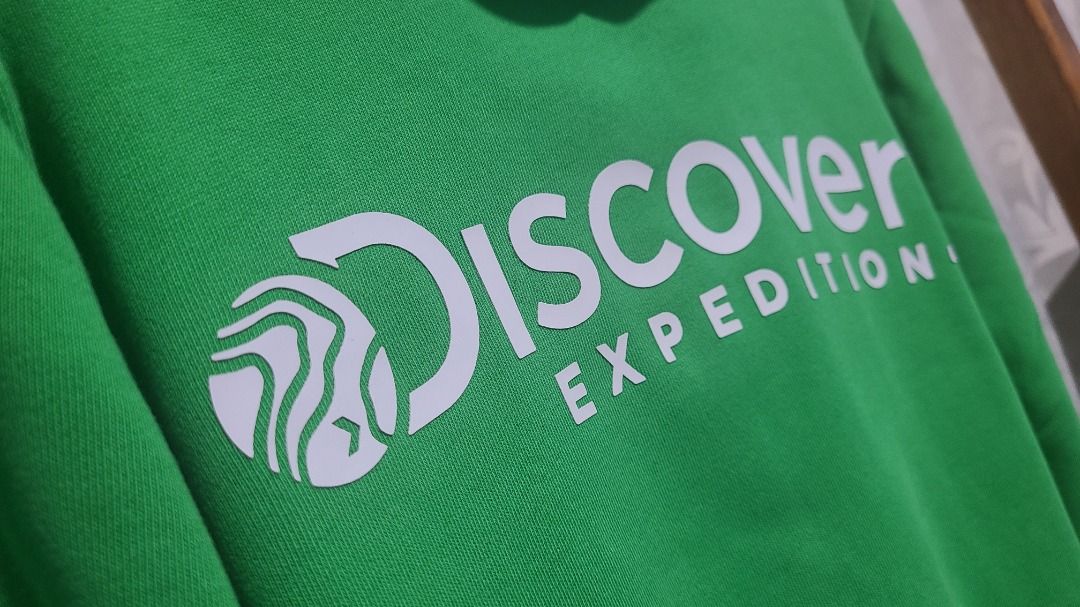 DISCOVERY Expedition Green Hoodie (Category: Coats, Jackets and Outerwear) located in Cabuyao City. Submitted by daniel.clyde86 (Listing ID 1438023209, Image 3). Description: DISCOVERY Expedition Green Hoodie South Korean brand Prints are excellent Color Rate: 9/10.