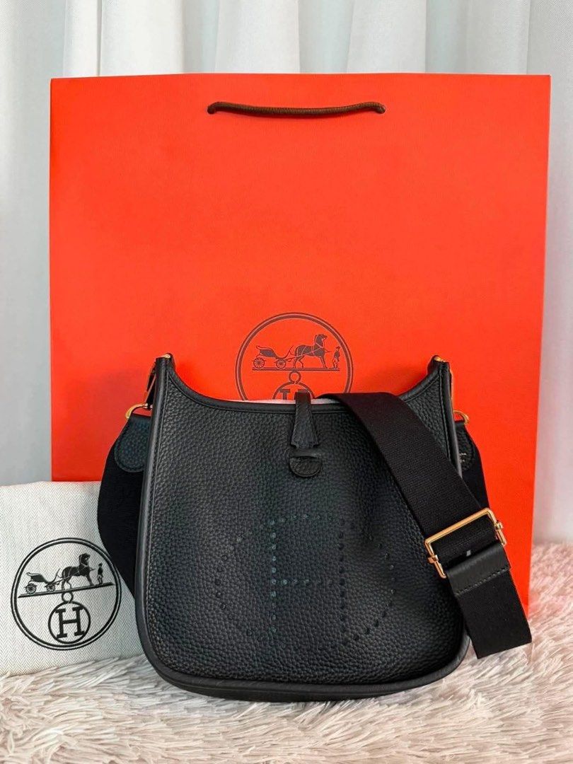 Evelyn Size 23CM (Category: Cross-body Bags) located in Manila. Submitted by grandtree-aa68 (Listing ID 1438067498, Image 3). Description: Authenticity is not Guaranteed .
