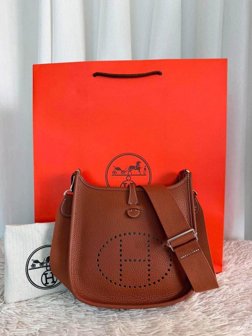 Evelyn Size 23CM (Category: Cross-body Bags) located in Manila. Submitted by grandtree-aa68 (Listing ID 1438067498, Image 2). Description: Authenticity is not Guaranteed .