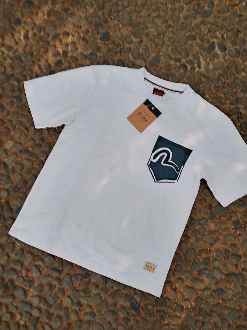 Evisu White Pocket Tee (Category: Tshirts & Polo Shirts ) located in Caloocan City. Submitted by jackal06 (Listing ID 1438049444, Image 1). Description: - Brand: Evisu - Color: White - Features: Navy pocket with Evisu logo, graphic prints on back - Neckline: Crew neck - Sleeves: Short sleeves - Condition: New with tags.