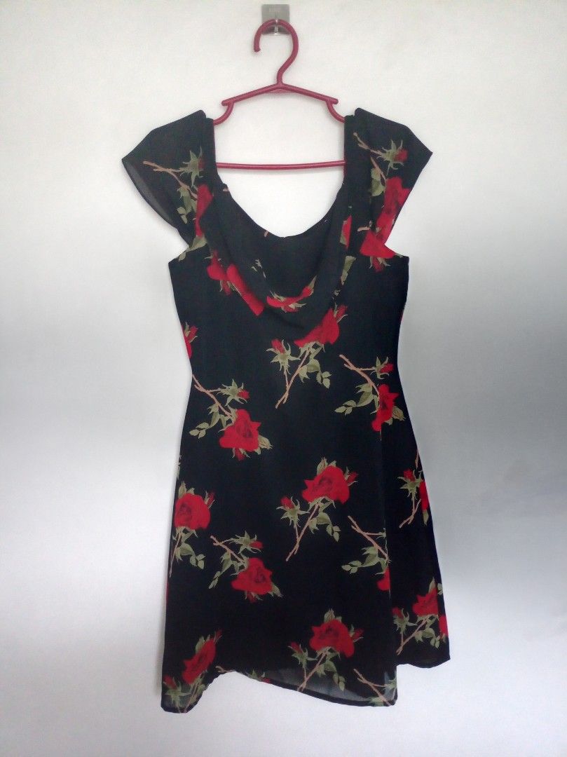 Floral Chiffon Dress (Category: Dresses) located in Mabalacat. Submitted by twilight_radar (Listing ID 1437974195, Image 1). Description: with inner lining.