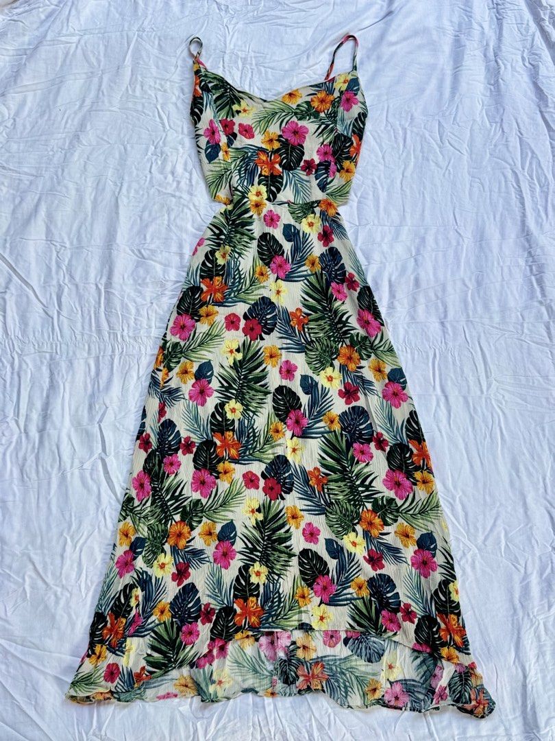 floral dress (Category: Dresses) located in Butuan. Submitted by anella.archive (Listing ID 1437993507, Image 1). Description: ᢉ𐭩 size: xs-small ᢉ𐭩 has a flaws but not visible when you wear it (can be stitch) ᢉ𐭩 open for bidding.