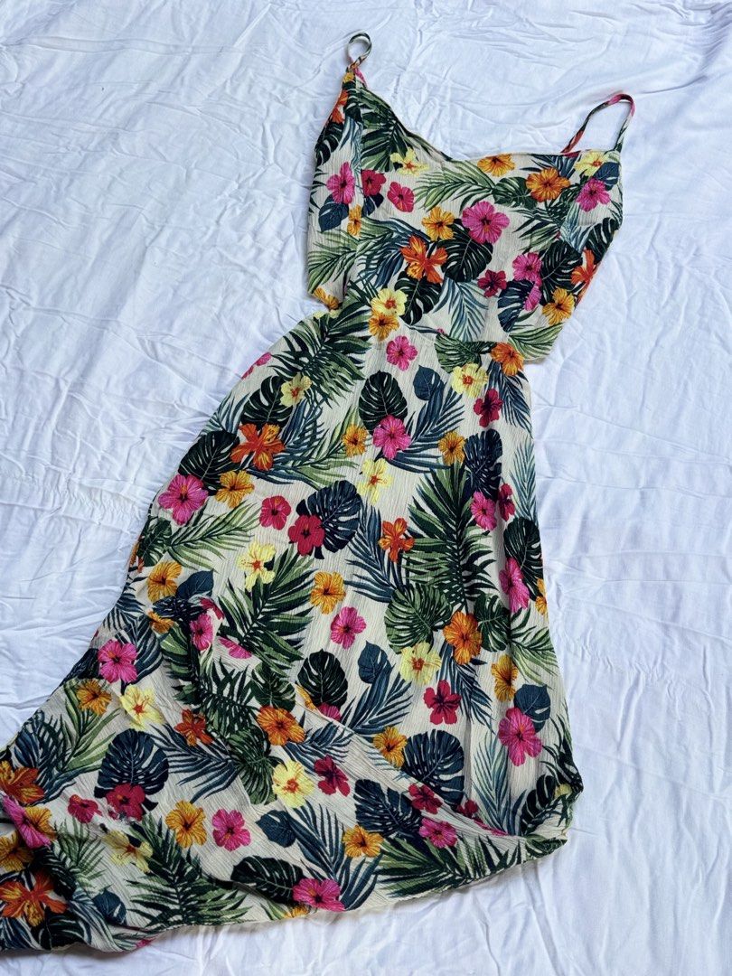 floral dress (Category: Dresses) located in Butuan. Submitted by anella.archive (Listing ID 1437993507, Image 2). Description: ᢉ𐭩 size: xs-small ᢉ𐭩 has a flaws but not visible when you wear it (can be stitch) ᢉ𐭩 open for bidding.