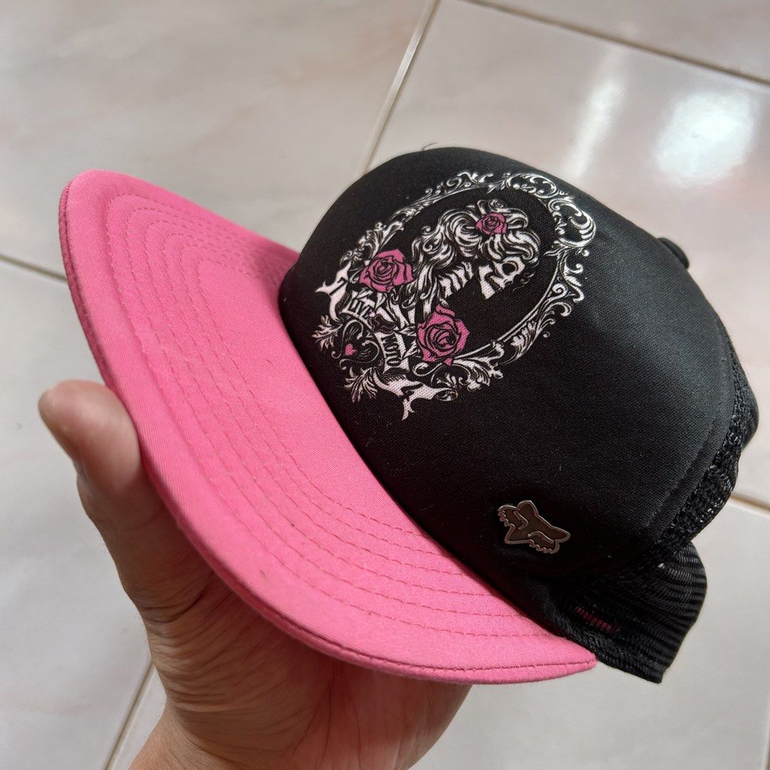 Fox Riders Co. Skull Cap🥵 (Category: Caps & Hats) located in Jinoba-an. Submitted by eegiboy (Listing ID 1438026707, Image 2). Description: - Fox Riders Co. cap - Black mesh back - Pink brim - Skull graphic on front - Snapback closure - One size fits all - Made of polyester - Fox logo on side and back 500plussf Dm me if interested Thankyou.