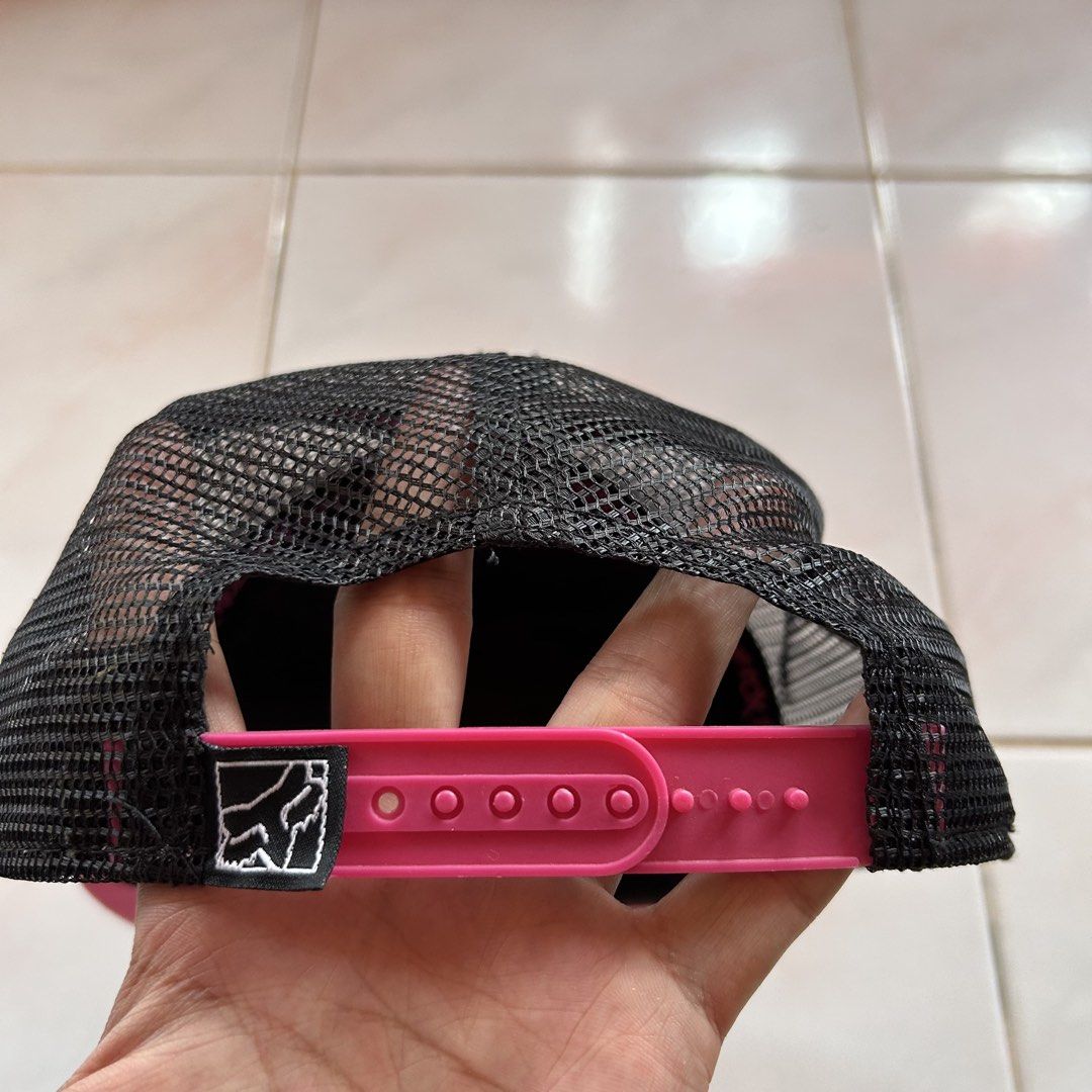 Fox Riders Co. Skull Cap🥵 (Category: Caps & Hats) located in Jinoba-an. Submitted by eegiboy (Listing ID 1438026707, Image 3). Description: - Fox Riders Co. cap - Black mesh back - Pink brim - Skull graphic on front - Snapback closure - One size fits all - Made of polyester - Fox logo on side and back 500plussf Dm me if interested Thankyou.