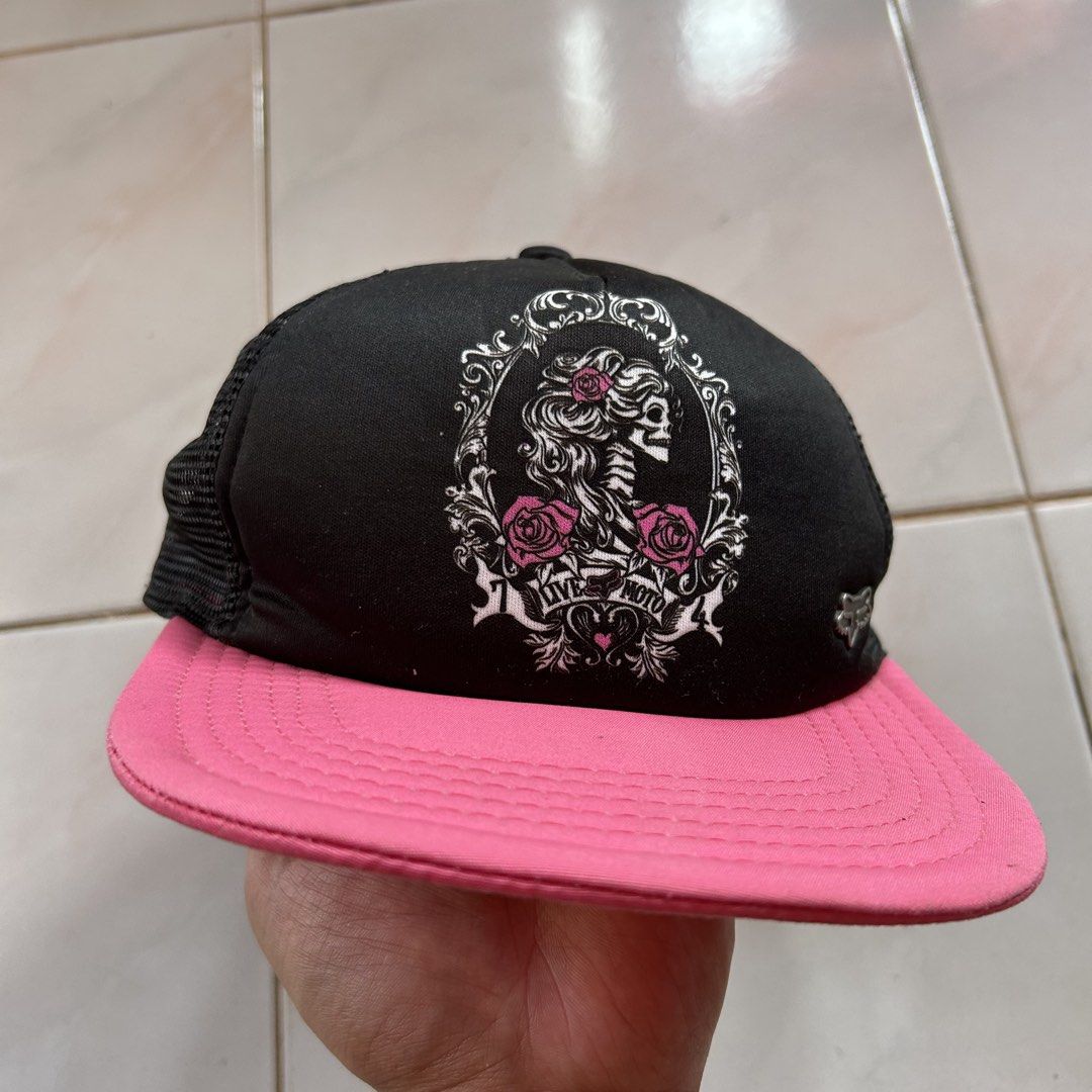 Fox Riders Co. Skull Cap🥵 (Category: Caps & Hats) located in Jinoba-an. Submitted by eegiboy (Listing ID 1438026707, Image 1). Description: - Fox Riders Co. cap - Black mesh back - Pink brim - Skull graphic on front - Snapback closure - One size fits all - Made of polyester - Fox logo on side and back 500plussf Dm me if interested Thankyou.