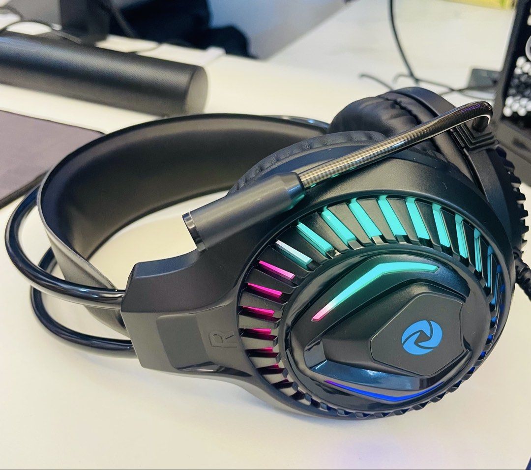 Gaming Headphones with Mic (Category: Headphones & Headsets) located in Manila. Submitted by vinabells (Listing ID 1438097654, Image 3). Description: - Gaming headphones with built-in microphone - Features LED lights on earcups - Multiple connection options: USB and audio jacks - Available colors: Black and White ✅Black Headset without RGB lights - ₱350 ❌Black Headset with RGB lights - ₱350 ❌White Headset with RGB lights - ₱400 Location: Pandacan
