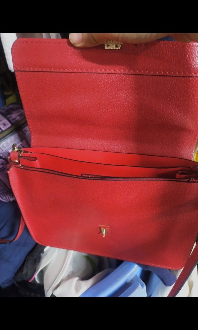 Gianni chiarini (Category: Luxury Bags & Wallets) located in General Santos City (Dadiangas). Submitted by japan-ukay (Listing ID 1438005692, Image 2). Description: authentic Gianni chiarini Italy brand red sling bag open compartment..