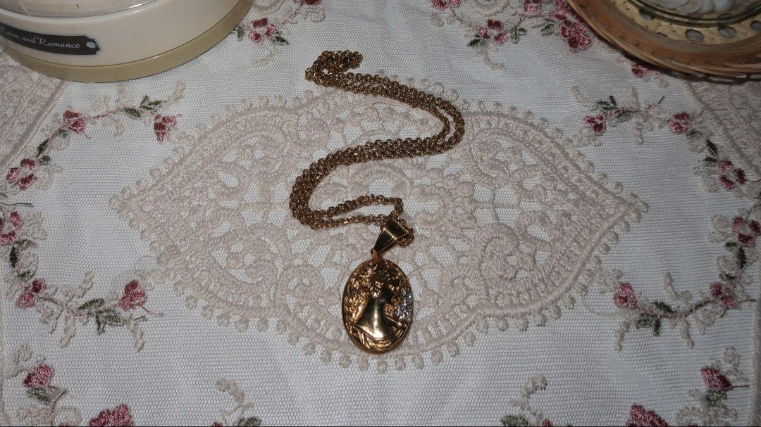 Gold Round Queen Elizabeth Necklace (Category: Necklaces) located in Calamba. Submitted by declutter.rebski (Listing ID 1438085220, Image 3). Description: Gold Round Queen Elizabeth Necklace ₱249 ⤿ high quality, non-tarnish stainless steel jewelry ⤿ hypoallergenic + does not fade over time ⤿ all items are brand new — not preloved & never used! ⤿ each piece comes with its own jewelry case / clear organizer ⤿ onhand and ready to ship ⤿ color may va