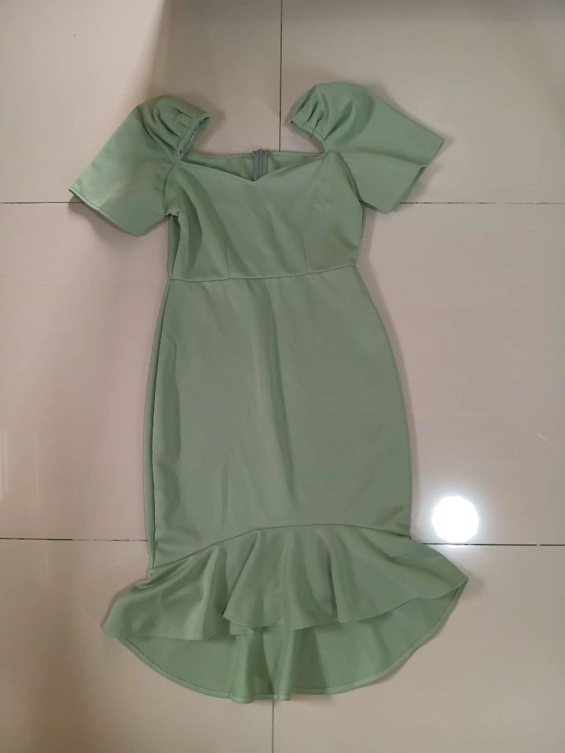 Green Dress with Ruffle Sleeves (Category: Dresses) located in Manila. Submitted by iyareole (Listing ID 1437978124, Image 1). Description: SIZE: SMALL TO MEDIUM ORIG PRICE: 549 - Green dress - Sweetheart neckline - Ruffle sleeves - Fitted bodice - Flared hem - Back zipper closure - Perfect for special occasions - Smooth, woven fabric.