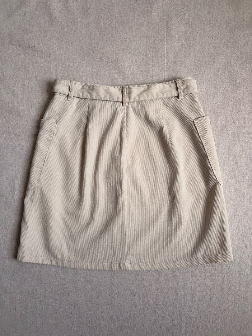GU corduroy cargo skirt (Category: Skirts) located in Valenzuela. Submitted by andreaaah (Listing ID 1438047539, Image 3). Description: L16 W26-28.