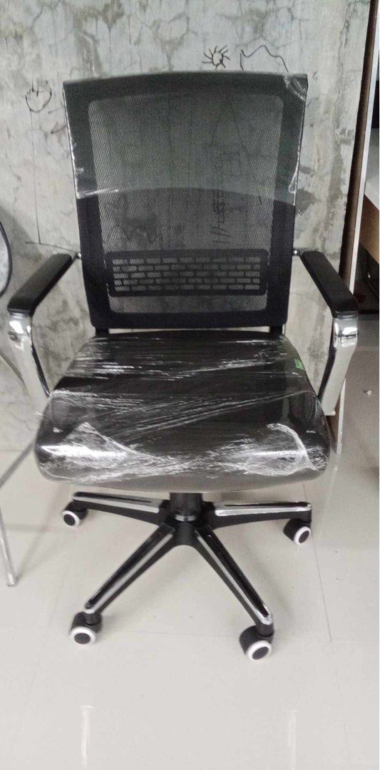 Heavy Duty Mesh Back Office Chair (Category: Office Furniture & Fixtures) located in Quezon City. Submitted by declutterdaily (Listing ID 1438084729, Image 1). Description: - Black office chair - Mesh back for breathability - Includes armrests - Durable plastic seat - Five-star base with smooth-rolling wheels - Suitable for office or home use.
