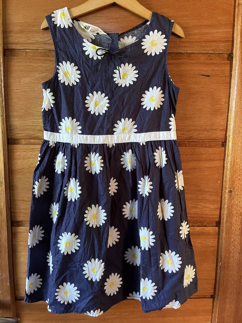 H&M Daisy Print Dress (Category: Babies & Kids Fashion) located in Tandag. Submitted by maryarlale42144 (Listing ID 1437970559, Image 1). Description: - H&M sleeveless dress - Navy blue with daisy print - White waist band - Tie detail at neckline - Size: EUR 128, US 7-8Y, CA 7-8A, MX 128 - Made in India.